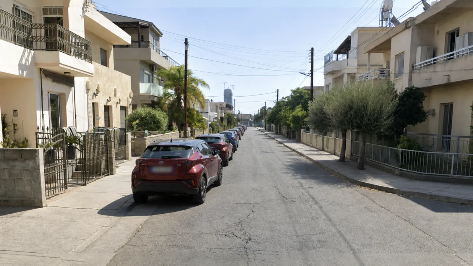Απεικόνιση: τα αυτοκίνητα στον ίδιο δρόμο στέκονται σε τακτική σειρά κατά μήκος της αριστερής πλευράς, η δεξιά πλευρά και τα δύο πεζοδρόμια είναι ελεύθερα