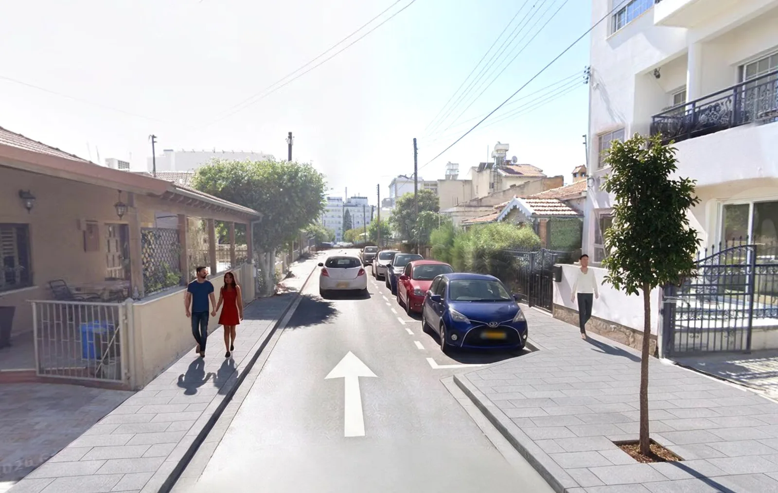 Η οδός Ακάμαντος στη Λεμεσό μετά την ανάπλαση: φαρδιά πεζοδρόμια, οργανωμένο παρκάρισμα, μονόδρομος